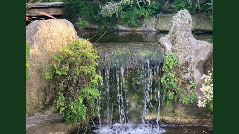 Kleiner ruhiger Wasserfall