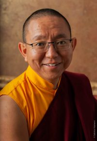 BiografieDolpoTulku_PortraetfotoCopyright-829x1200